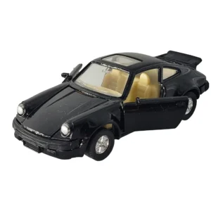 „Modellauto Porsche 911 Turbo von Playbear im Maßstab 1:36, ca. 1980. Schwarzes Coupé mit beigem Innenraum, geöffneten Türen und sichtbarem Heckspoiler. Verpackt in rotem Karton