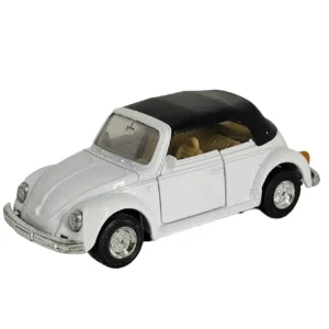„Modellauto VW Käfer Cabrio von Playbear im Maßstab 1:36. Weißes Cabriolet mit beigem Innenraum, geöffneten Türen und silbernen Felgen. Verpackt in rotem Karton mit Sichtfenster, Aufdruck ‚MINI-SPRINTER‘. Das Modell zeigt klassische Käfer-Form mit Rückzugsmotor und detailgetreuer Innenausstattung.“