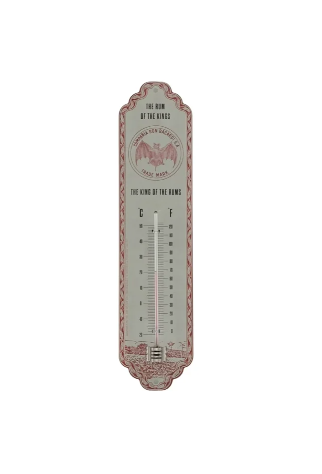 Metallthermometer im Nostalgic-Art-Design mit dekorativem Motiv; Bacardi- king of rums rechteckige Form, Skala von –20 °C bis +50 °C, farbige Anzeige in Celsius und Fahrenheit, zwei Befestigungslöcher oben und unten, Größe ca. 6,5 × 28 cm.