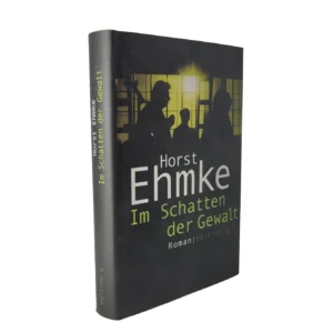 „Hardcover-Buch mit dem Titel ‚Im Schatten der Gewalt‘ von Horst Ehmke. Das Cover zeigt eine Silhouette von Personen vor einem Fenster mit einfallendem Licht. Der Titel ist in weißer Schrift, der Autorenname in grün. Der Buchrücken trägt ebenfalls Titel und Autor sowie das Verlagslogo von edition q.“