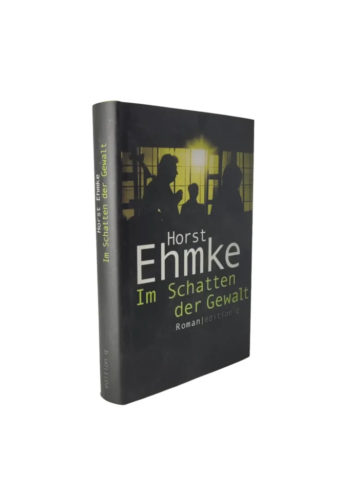 „Hardcover-Buch mit dem Titel ‚Im Schatten der Gewalt‘ von Horst Ehmke. Das Cover zeigt eine Silhouette von Personen vor einem Fenster mit einfallendem Licht. Der Titel ist in weißer Schrift, der Autorenname in grün. Der Buchrücken trägt ebenfalls Titel und Autor sowie das Verlagslogo von edition q.“