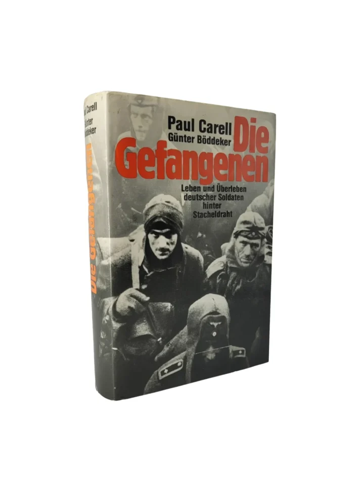 „Buchcover von ‚Die Gefangenen‘ von Paul Carell und Günter Böddeker. Schwarz-weiß-Fotografie deutscher Soldaten in Winteruniformen, mit ernsten Gesichtern. Titel in großen roten Buchstaben, Untertitel: ‚Leben und Überleben deutscher Soldaten hinter Stacheldraht‘.“