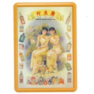 „Blechpostkarte mit asiatischem Werbemotiv: Zwei Damen in Qipao mit Produkten, Text ‚Kwong Sang Hong Ltd.‘, ca. 10 × 14 cm.“