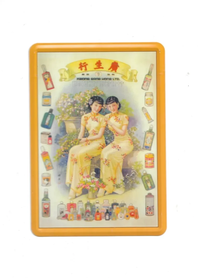 „Blechpostkarte mit asiatischem Werbemotiv: Zwei Damen in Qipao mit Produkten, Text ‚Kwong Sang Hong Ltd.‘, ca. 10 × 14 cm.“