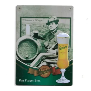 „Blechpostkarte mit Staropramen-Biermotiv: Mann mit Bierfass, Glas im Vordergrund, Text ‚Das Prager Bier‘, ca. 10 × 14 cm.“