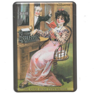 „Blechpostkarte mit Vintage-Motiv: Frau mit Schreibmaschine liest Roman, Büro-Szene, ca. 10 × 14 cm.“