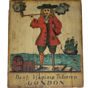 „Vintage-Holzschild mit kolonialem Motiv: Mann in rotem Mantel und grünem Beinkleid raucht Pfeife auf einem Kai, mit Fässern und Segelschiff im Hintergrund, Schriftzug ‚Best Virginia Tobacco – London‘.“