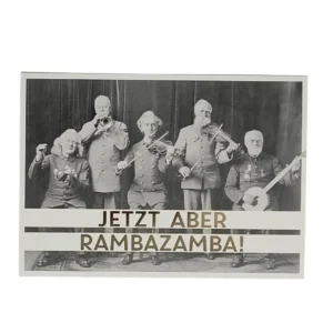 „Schwarz-weiße Postkarte mit fünf älteren Personen in Uniform, die musizieren und feiern. Der Spruch: ‚JETZT ABER RAMBAZAMBA!‘ – ein humorvoller Aufruf zur Lebensfreude.“