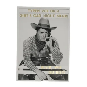 „Schwarz-weiße Postkarte mit einem Cowboy im klassischen Western-Outfit, der eine Zigarre raucht. Daneben der Spruch: ‚Typen wie dich gibt’s gar nicht mehr! Bleib, wie du bist!‘ – eine nostalgische Hommage an echte Charaktere.“