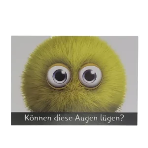 „Postkarte mit einem runden, flauschigen Wesen mit großen, treu blickenden Augen. Darunter der Spruch: ‚Können diese Augen lügen?‘ – ein humorvoller und herzerwärmender Blickfänger.“