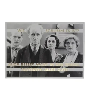 „Schwarz-weiße Postkarte mit vier älteren Personen in ernster Pose. Goldener Text: ‚WIE SCHLIMM ES IST? GUCK BESSER NICHT IN DEN SPIEGEL. TROTZDEM: ALLES GUTE!‘ – ein frecher Geburtstagsgruß mit schwarzem Humor.“