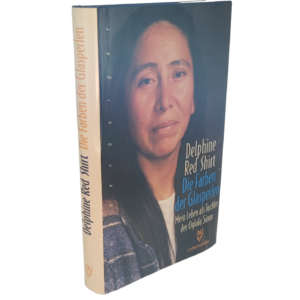 „Die Farben der Glasperlen – Delphine Red Shirt, gebundenes Buch, Nymphenburger Verlag, EAN 9783485008747, Porträtcover.“